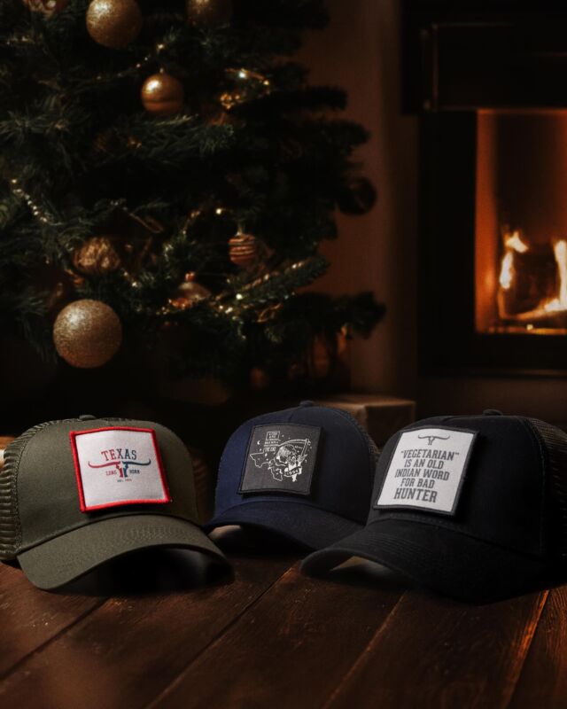MAKIN’ CHRISTMAS SHOPPING EASY FOR ALL Y’ALL! 🎄🎁 Shoppa våra truckerkepsar i grönt, navy & svart med utbytbara patches 🤠 finns i merchshoppen merch.texaslonghorn.se