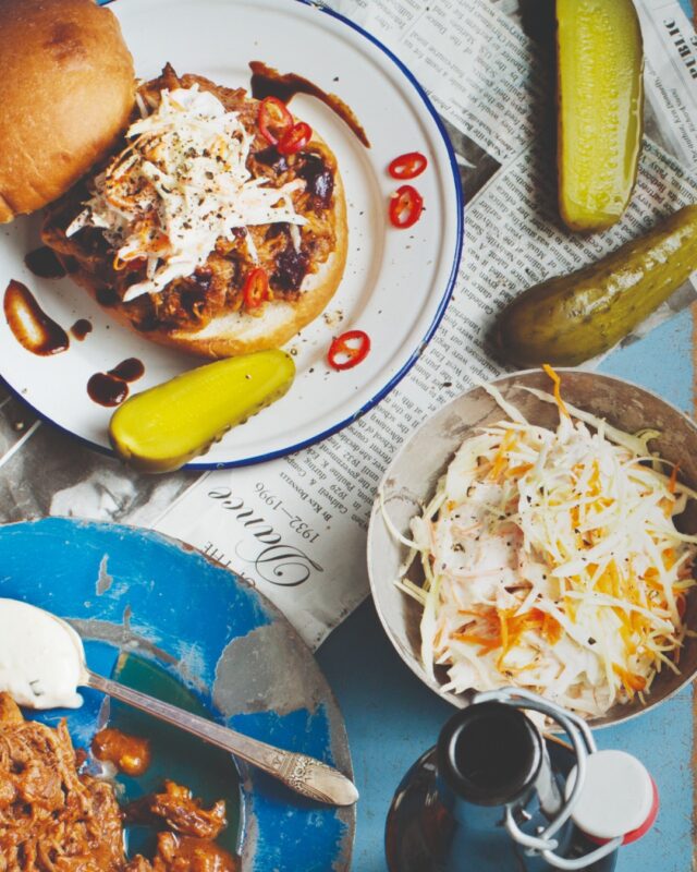 Pullin’ for a burger? Make it pulled beef! Långkokt, söt, het och alldeles perfekt mellan två bröd.
 
Njut med coleslaw, bbq-sås, picklad gurka och chili – för dig som vill ha en stark utmaning!

#texaslonghorn #bringtexashome #slowcookedbeef #pulledbeef