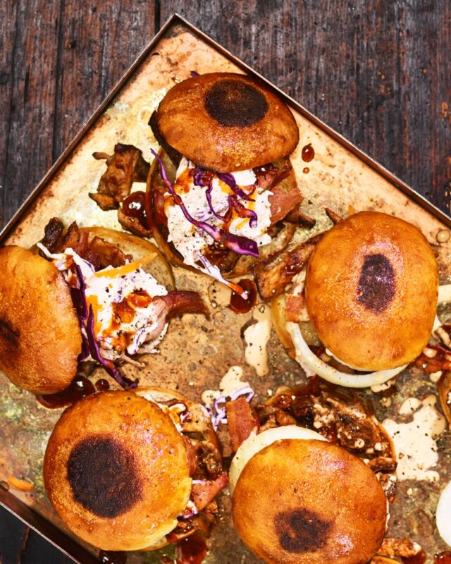 There’s burgers, and then there’s BURGERS 🍔

Vi är av den simpla åsikten att allt blir bättre med söta, såsiga och saftiga ribs! Till och med hamburgare. 

Hacka upp våra Texas Longhorn ribs, lägg dem mellan två bröd och toppa med coleslaw, rödkål och vår BBQ-sås. Nothin’ short of magic!

#texaslonghorn #ribs #ribsburger #burgerribs #bringtexashome